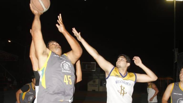 Buenos encuentros se observan en la cancha Casa Hogar de la Colonia Constitución.