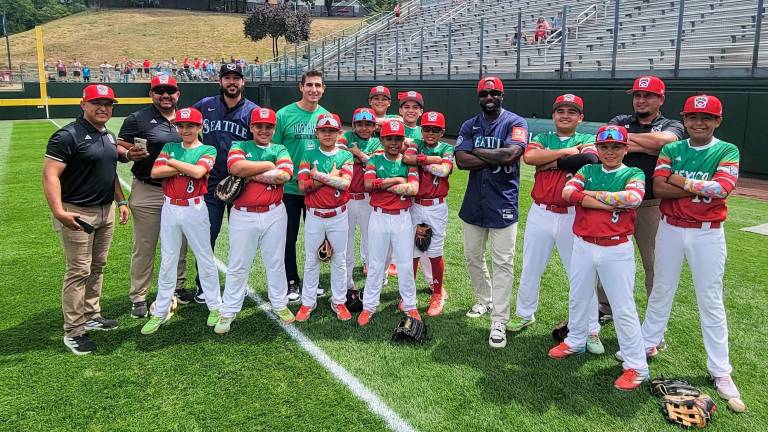 Andrés Muñoz y Randy Arozarena conviven con los peloteros mexicanos.