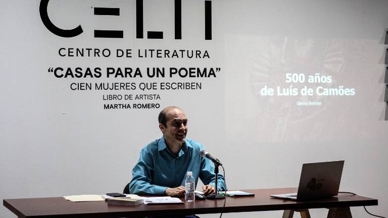 Geney Beltrán, ganador del Premio Gilberto Owen, durante la charla.