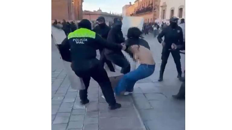 Al menos 15 mujeres, menores y periodistas incluidas, fueron agredidas y detenidas por policías.