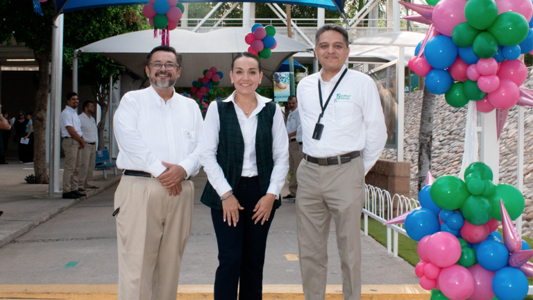 Directivos y maestros de la institución reciben a los alumnos para el nuevo ciclo escolar.