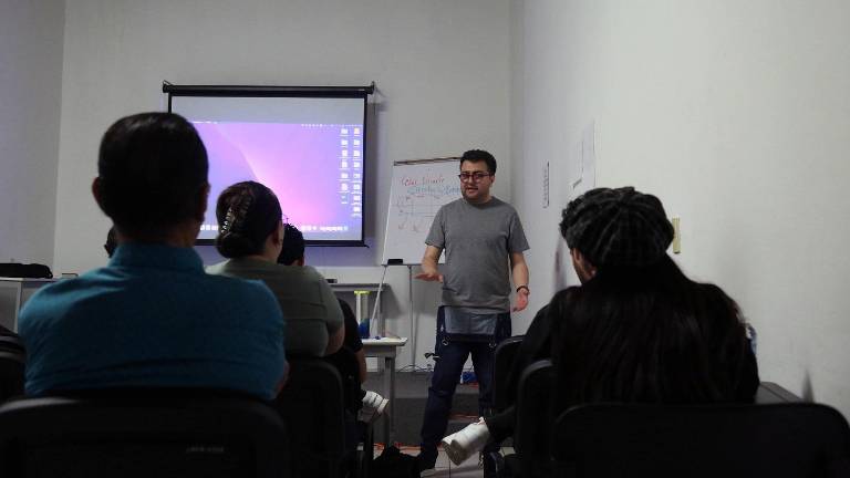 César Uriarte imparte el curso de cine documental en el Isic.