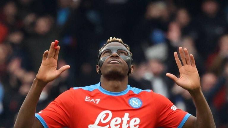 Victor Osimhen celebra uno de sus dos goles.