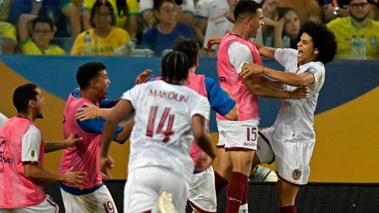 Eduard Bello (derecha) ha contribuido con par de goles al buen paso de Venezuela en la Copa América.