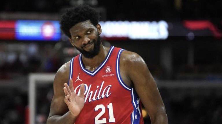 Joel Embiid embocó 32 puntos para llevar a los Sixers a una victoria sobre los Bucks.