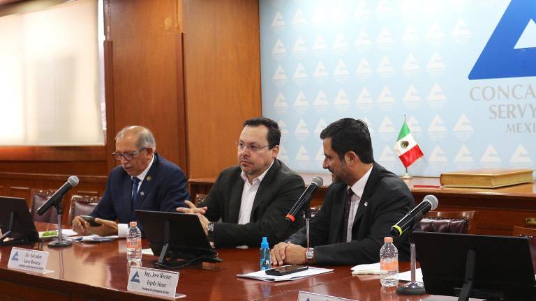 Salvador Gazca Herrera, coordinador general Comercial de Fonacot (al medio) destaca los beneficios del crédito de nómina, al ser más barato y accesible del mercado.