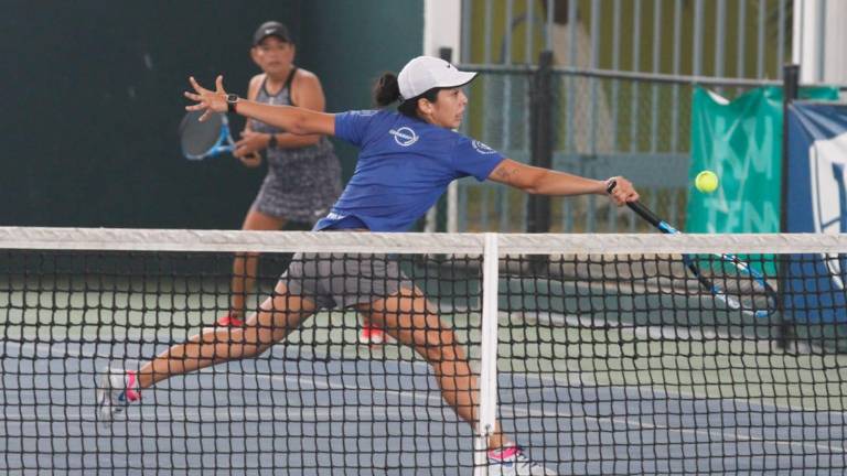 Carolina Pérez (atrás) y Gaby Valdez (al frente) salen triunfadoras en su juego.