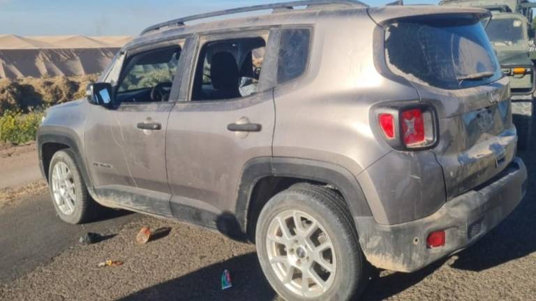 Un vehículo y dos cargadores fueron asegurados por la Sedena en el campo agrícola Paralelo 38, en Navolato.