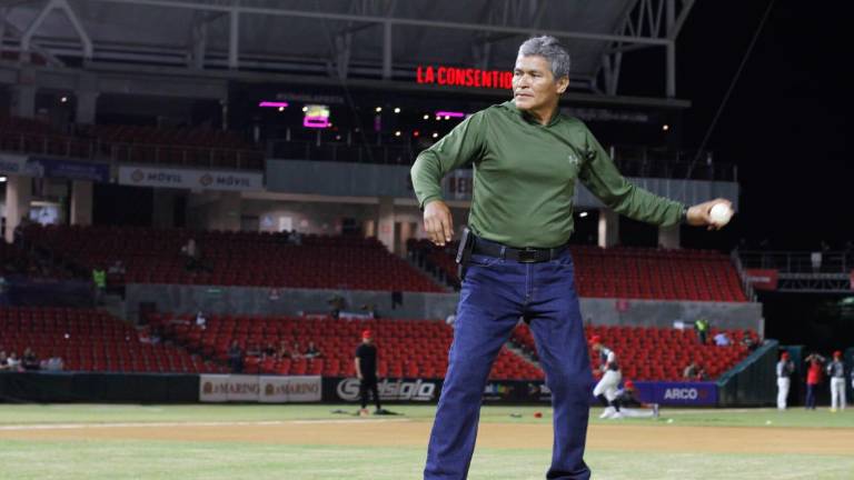 Andrés García lanza la primera bola en el juego entre Venados y Yaquis.