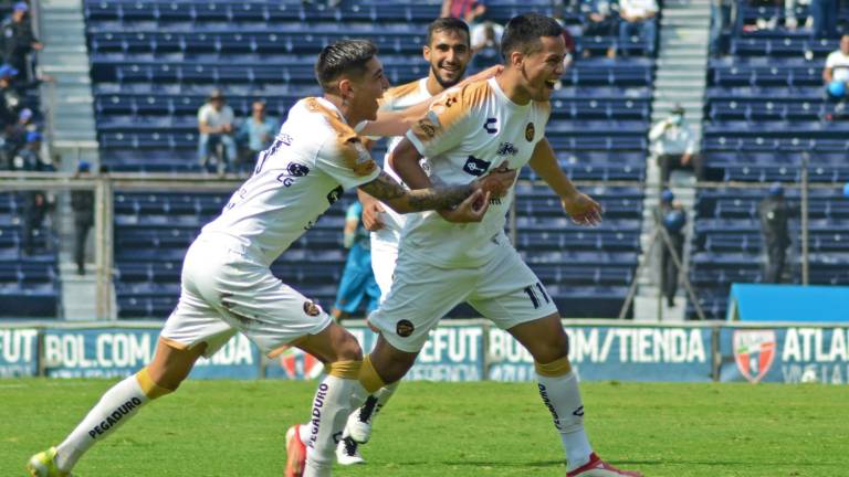 Antonio Nava celebra su anotación con sus compañeros.