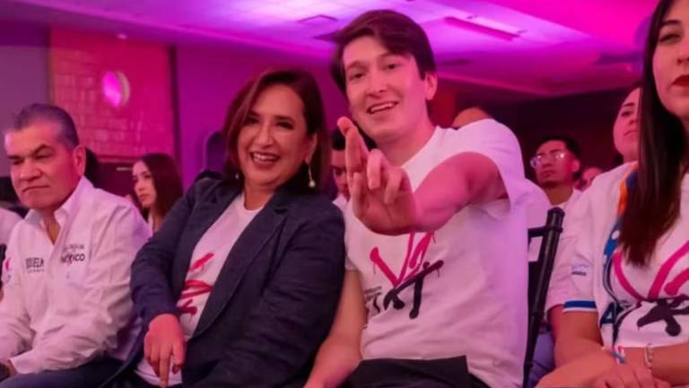 Juan Pablo Sánchez Gálvez acompañando a su mamá, la candidata a la Presidencia de México Xóchitl Gálvez Ruiz.