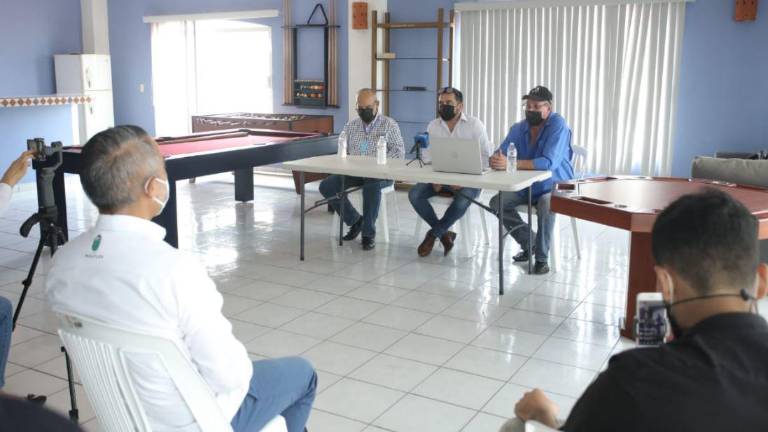 José Eduardo Audelo, juez principal, Saúl López, Administrador de Marina Mazatlán, y Juan Manuel Moreno, director de Pesca Deportiva de la Secretaría de Pesca y Acuacultura del Estado, anuncian el evento de pesca.