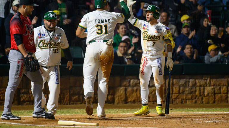 Yasmani Tomás es recibido tras anotar una de las carreras de Cañeros de Los Mochis.