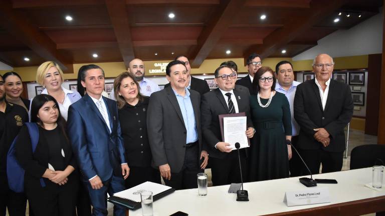 Personal de la UAdeO, encabezados por el Rector Pedro Flores Leal, tras entregar la iniciativa en el Congreso de Sinaloa.