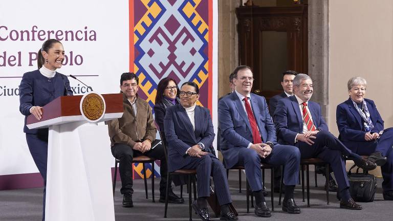 La Presidenta de México Claudia Sheinbaum Pardo junto con integrantes de su Gabinete tras la llamada con Donald Trump.