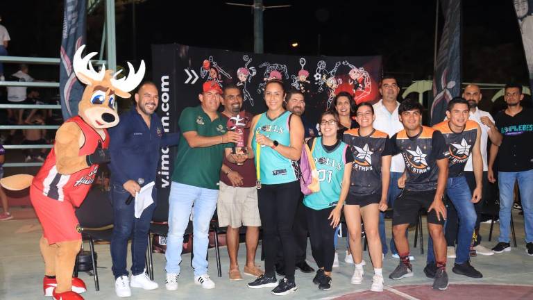 En la ceremonia los diversos equipos fueron premiados.