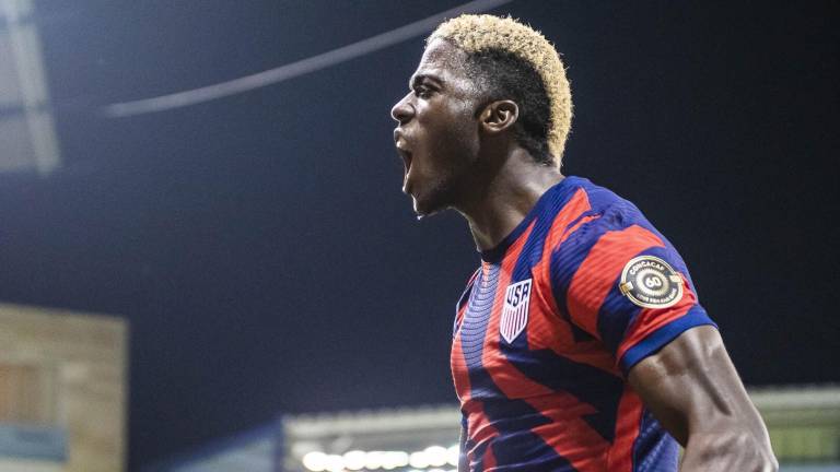Gyasi Zardes celebra su gol.