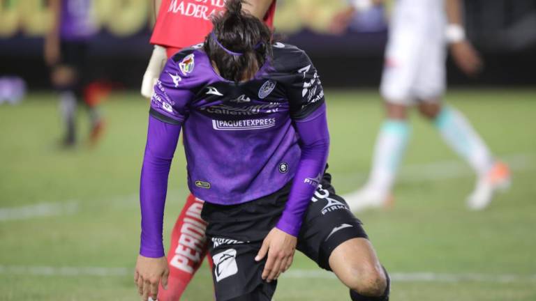 Nicolás Benedetti lamenta una falla por Mazatlán FC.