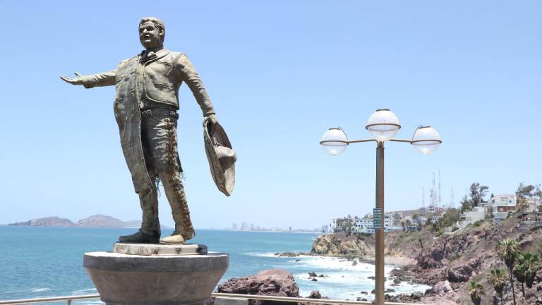 El acceso que lleva hasta el mirador donde está colocado este monumento, presenta carencias estéticas y de seguridad.