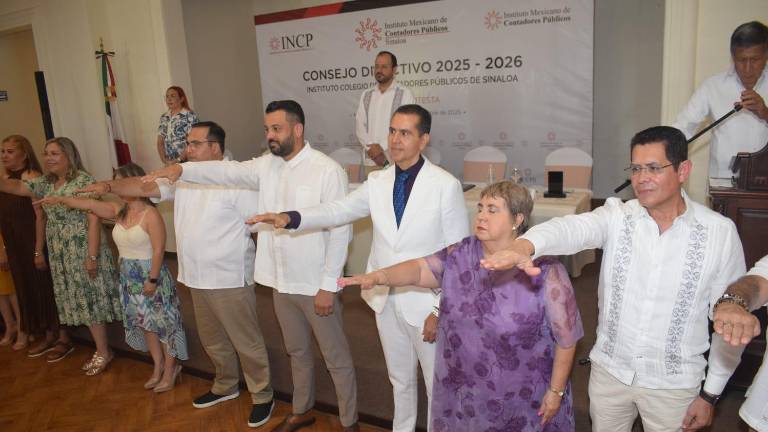 El nuevo Consejo Directivo del Instituto de Contadores Públicos de Sinaloa rinde protesta.