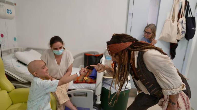 Johnny Depp visita el área de oncología de un hospital de Madrid.