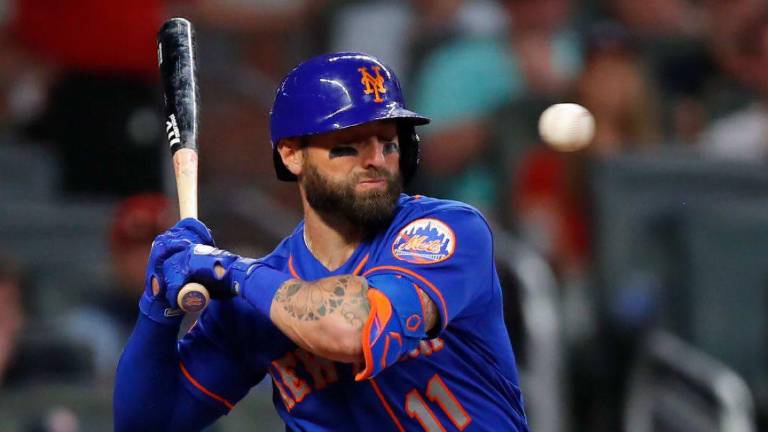 Kevin Pillar momentos antes de recibir el impacto, en el juego del lunes.