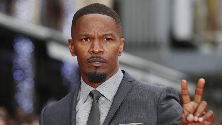 Jamie Foxx continua hospitalizado en estado crítico.