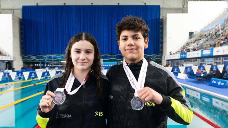 Paloma Luna y Bryan Meza lucen sus medallas.