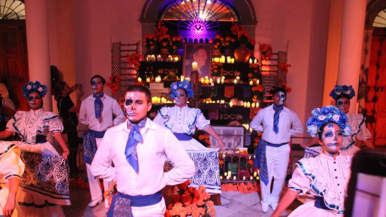 Cómo parte de las festividades de Día de Muertos en el espectáculo “Leyendas del Arte”, alumnos y profesores del Centro Municipal de las Artes rendirán homenaje a Ricardo Urquijo, Jorge Gorostiza y Andrés Tirado.