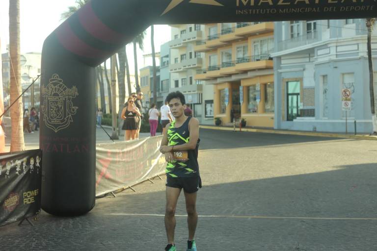Ana Llorente y Javier Labrador brillan en la Carrera IPN OnceK en Mazatlán