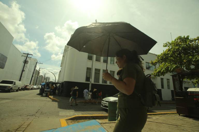 Mazatlecos se enfrentan a temperaturas de 34 grados y sensación térmica de 39 grados durante el martes