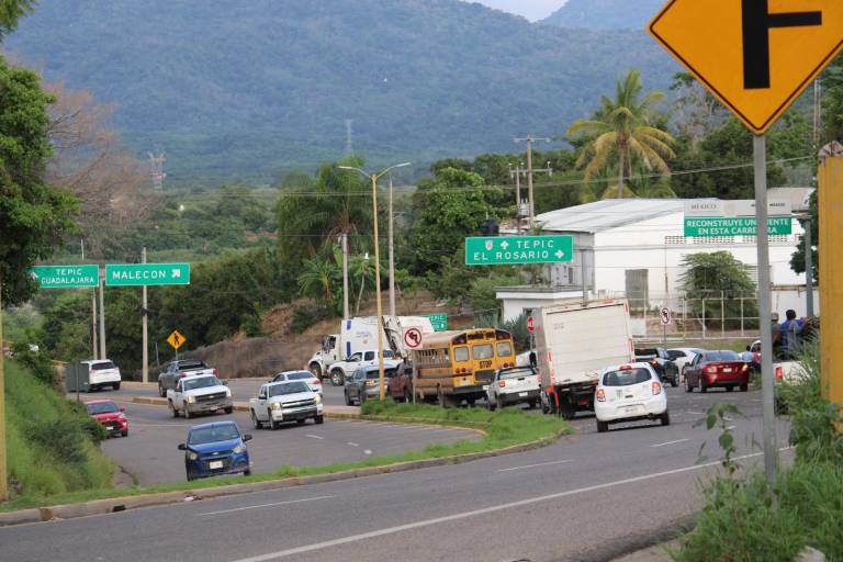 Reportan bloqueo de puente junto a la cabecera municipal de Rosario
