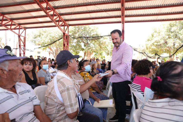 Entregan apoyos económicos a tianguistas de Mazatlán