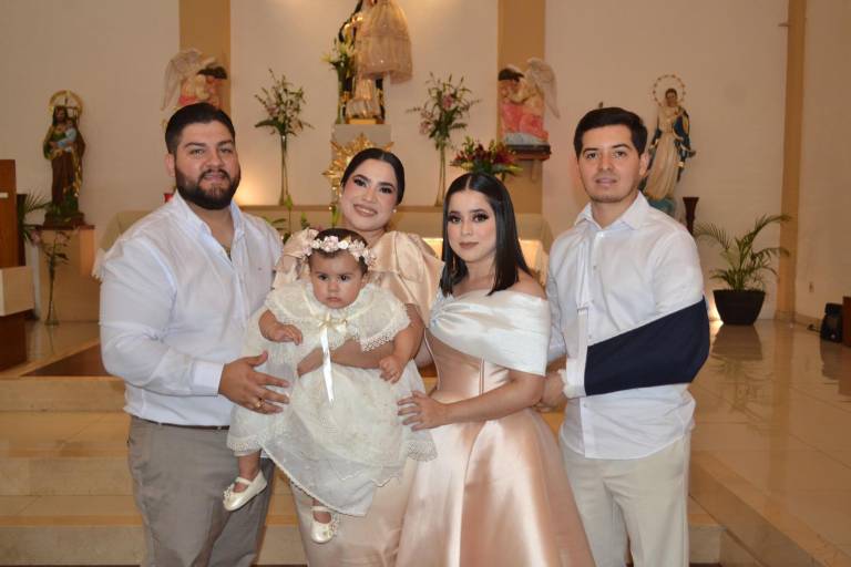 Recibe Neylan Carolina Amézquita Saldaña las aguas bautismales