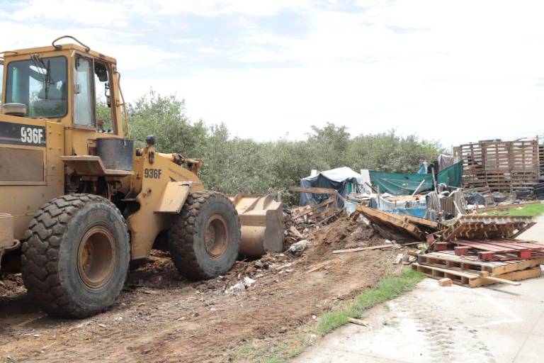Autoridades desalojan a 10 familias del Estero del Infiernillo, en Mazatlán