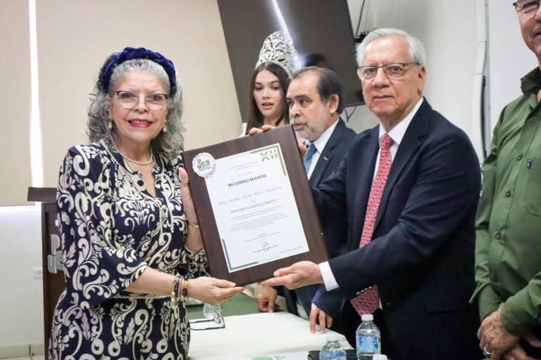 Entrega UPES reconocimientos al personal académico emérito