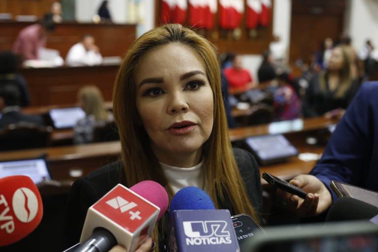 Apagan micrófonos del Congreso de Sinaloa a Diputada del PRI plena sesión