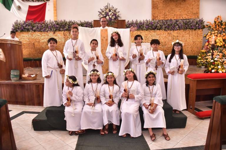 Pequeños del catecismo de El Buen Pastor celebran su Primera Comunión