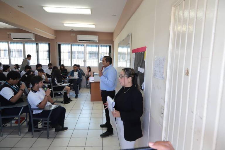 Impiden a medios de comunicación ingresar a salones durante votación en la UAS en Mazatlán