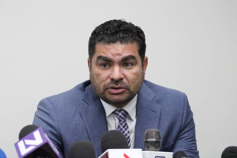 Funcionarios no están enfocados a los temas reales... tienen que ponerse a chambear: Diputado