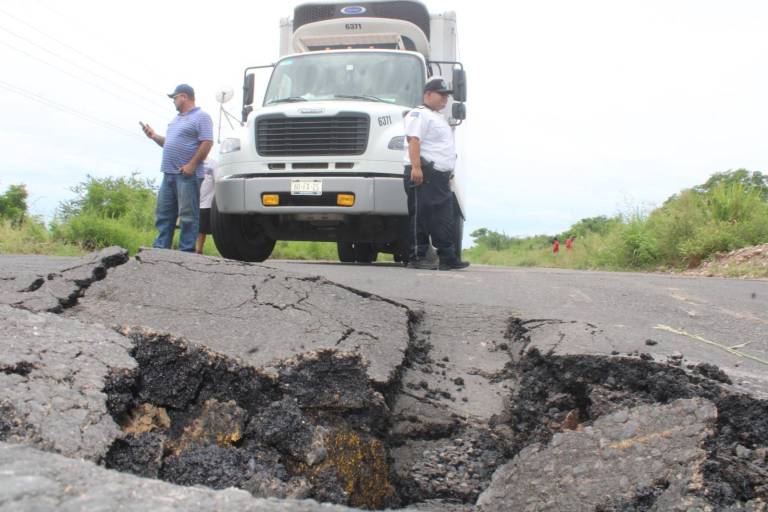 Se hunde tramo de la carretera estatal a Agua Verde por tubería de la presa Santa María en Rosario