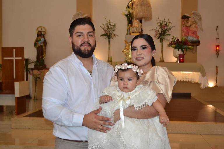 Recibe Neylan Carolina Amézquita Saldaña las aguas bautismales