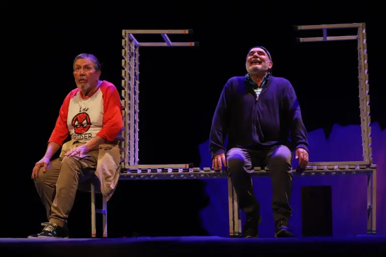 El público aplaudió la obra “Y fuimos héroes” durante la inauguración de Escena Mazatlán 2025 en el Teatro Ángela Peralta.