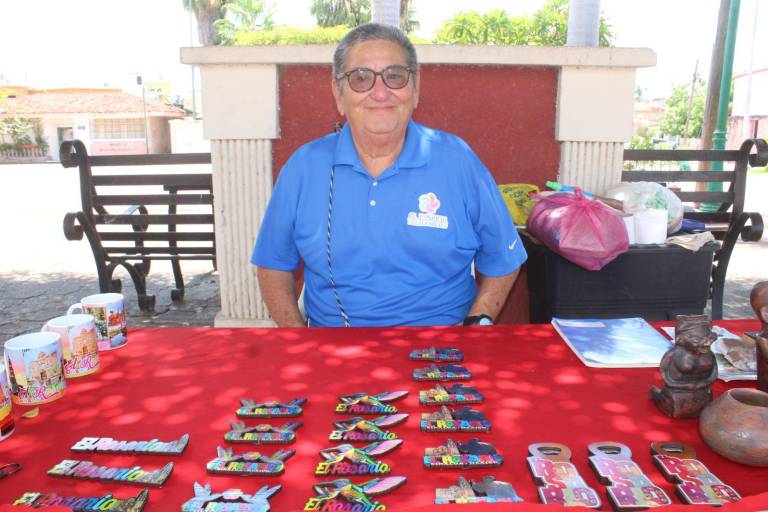 Enrique dedica su jubilación docente a promover El Rosario