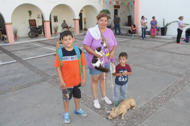 Jesmy inculca a sus hijos el cuidado a los animalitos.