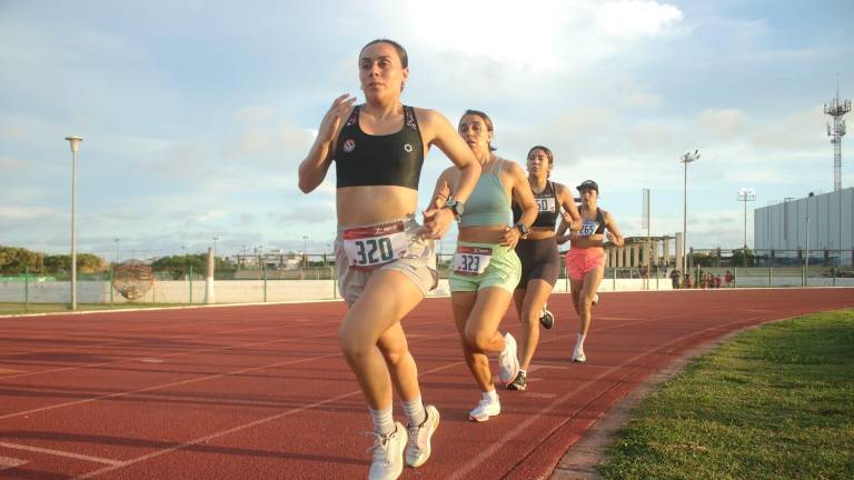 Los atletas lo dejaron todo en la pista.