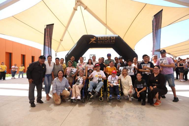 Mazatlán impulsa la inclusión: entregan uniformes a atletas que competirán en la Paralimpiada Estatal Conade 2025