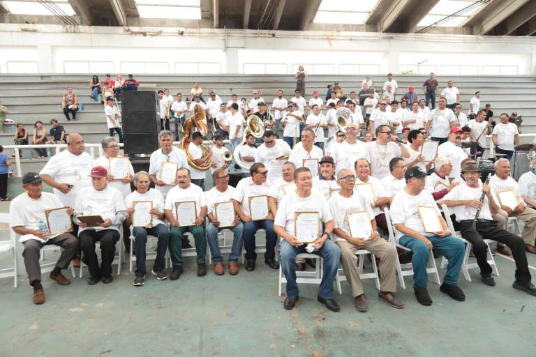 Rinde homenaje Julio Preciado a 35 músicos pioneros de la banda sinaloense en Mazatlán