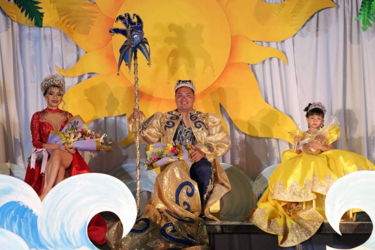 Coronan a Jasive I, Alejandra I y Manuel I, como reyes del Carnaval de Rosario 2025