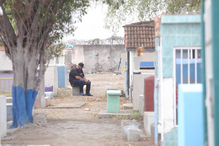 Familias mazatlecas acuden a los panteones para honrar a sus padres